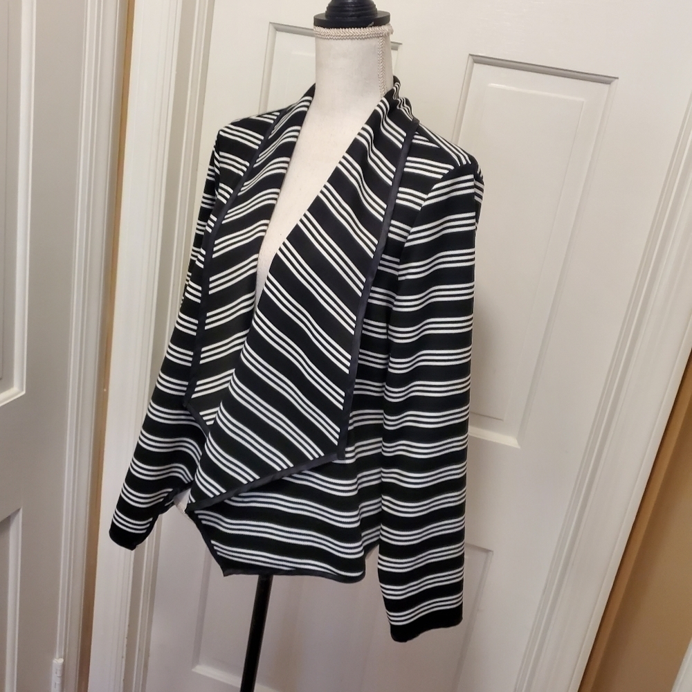 Dressbarn Black & White Striped Knit Open front shrug size Large - Picture 6 of 11